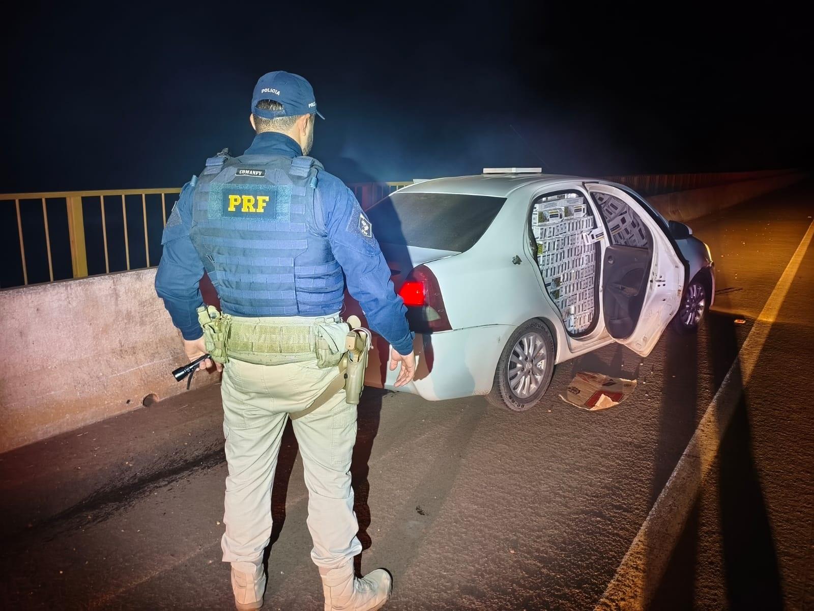 Carro dá pane durante fuga da PRF e motorista pula no Rio Paraná para escapar; 5 mil maços de cigarros são apreendidos Carro dá pane durante fuga da PRF e motorista pula no Rio Paraná para escapar; 5 mil maços de cigarros são apreendidos