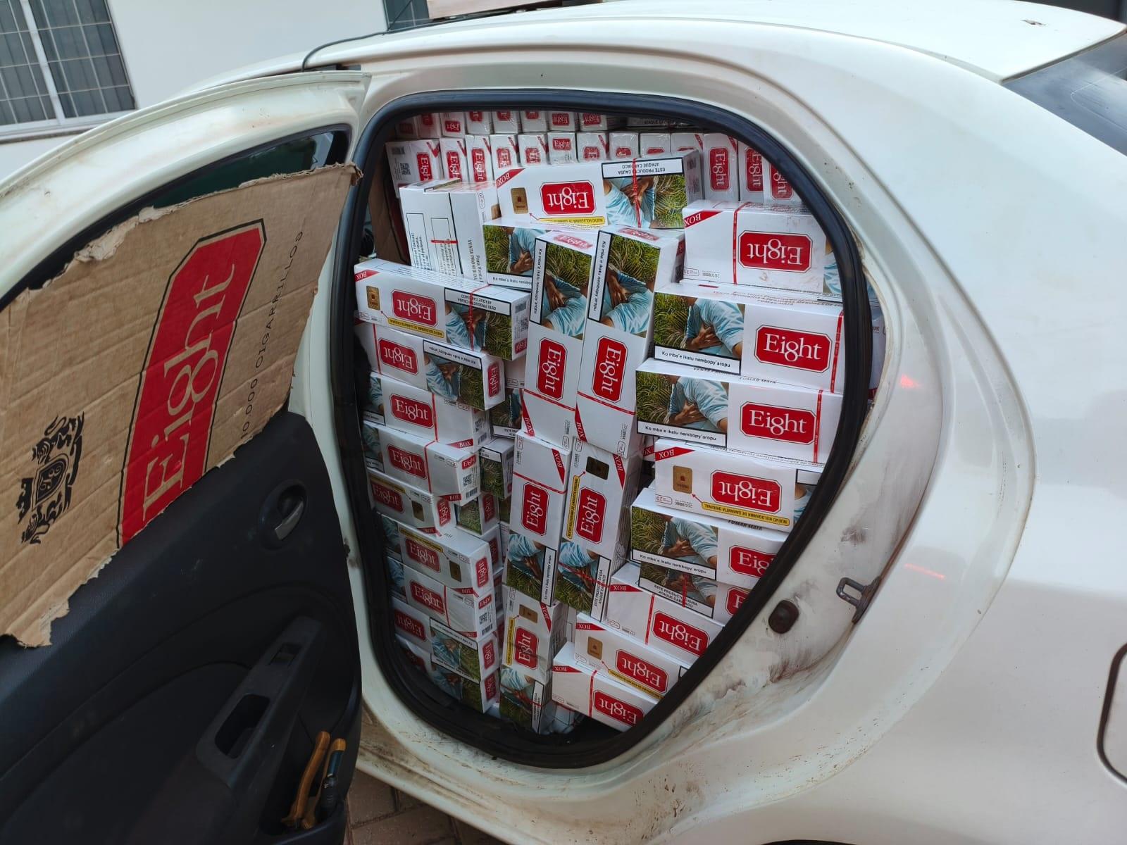 Carro dá pane durante fuga da PRF e motorista pula no Rio Paraná para escapar; 5 mil maços de cigarros são apreendidos Carro dá pane durante fuga da PRF e motorista pula no Rio Paraná para escapar; 5 mil maços de cigarros são apreendidos