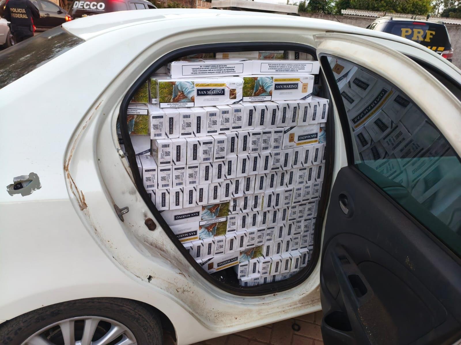 Carro dá pane durante fuga da PRF e motorista pula no Rio Paraná para escapar; 5 mil maços de cigarros são apreendidos Carro dá pane durante fuga da PRF e motorista pula no Rio Paraná para escapar; 5 mil maços de cigarros são apreendidos