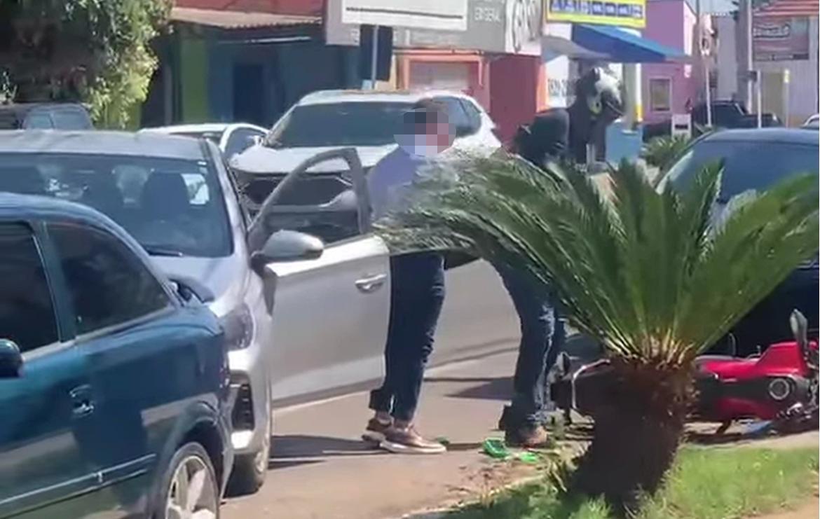 Desatenção no Centro: Motorista tenta estacionar e atinge moto de entregador em Três Lagoas Desatenção no Centro: Motorista tenta estacionar e atinge moto de entregador em Três Lagoas