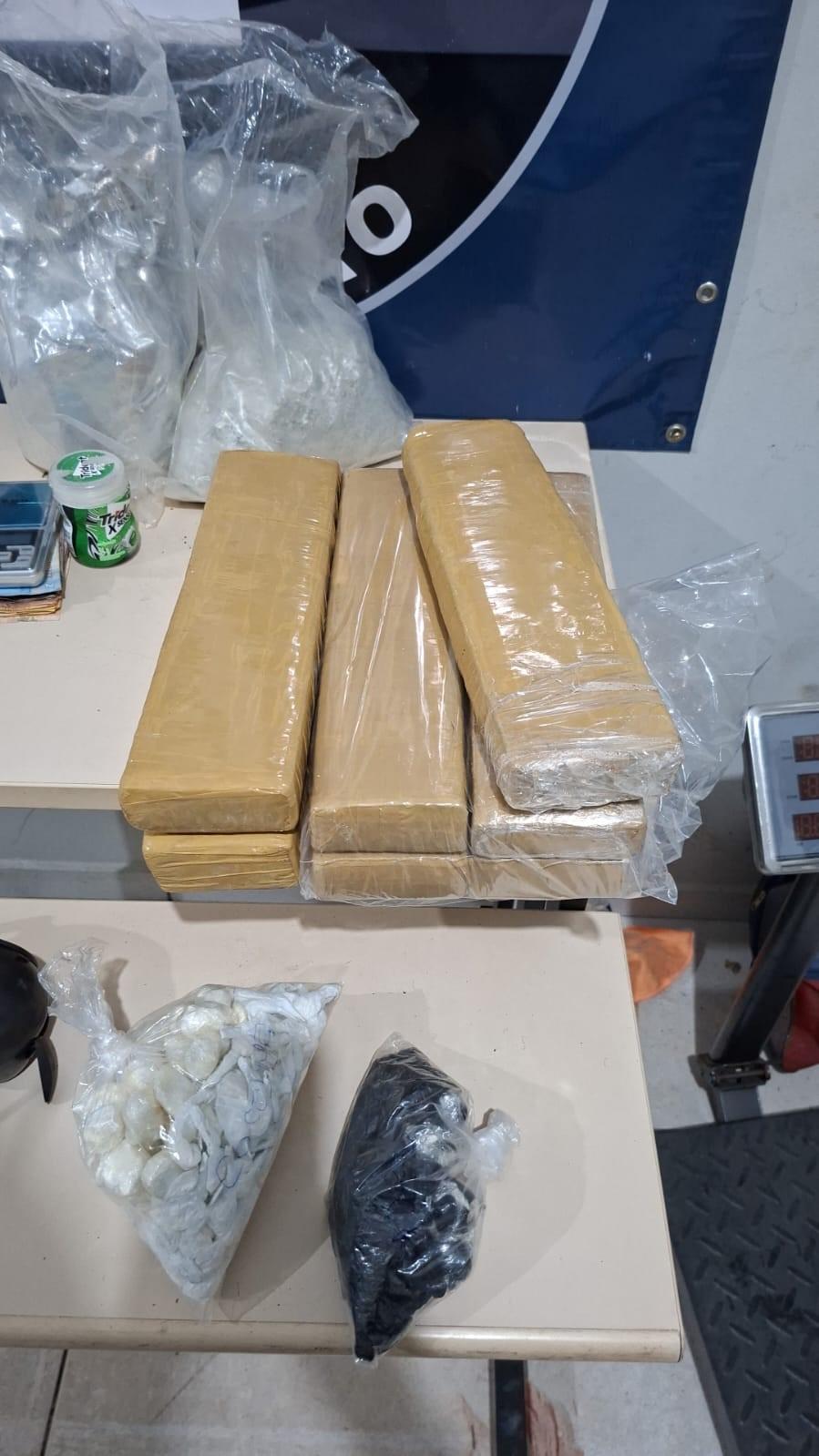 Bar Netuno é alvo de ação policial em Três Lagoas; duas mulheres são presas e mais de 7 kg de maconha são encontrados