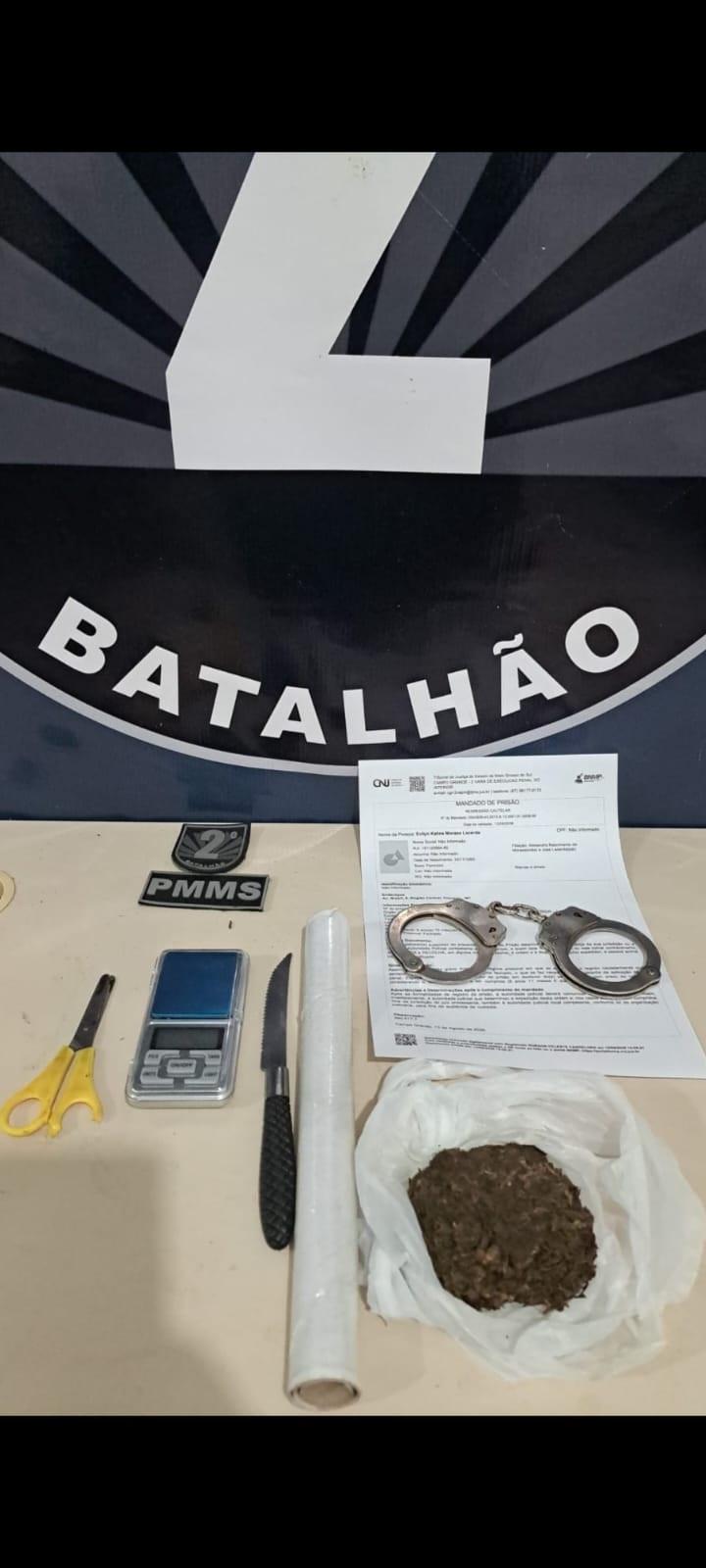 Nem a tornozeleira eletrônica segurou a “Loira dos Predinhos”: Suspeita de tráfico tenta fugir da PM e jogar maconha no vaso Nem a tornozeleira eletrônica segurou a “Loira dos Predinhos”: Suspeita de tráfico tenta fugir da PM e jogar maconha no vaso