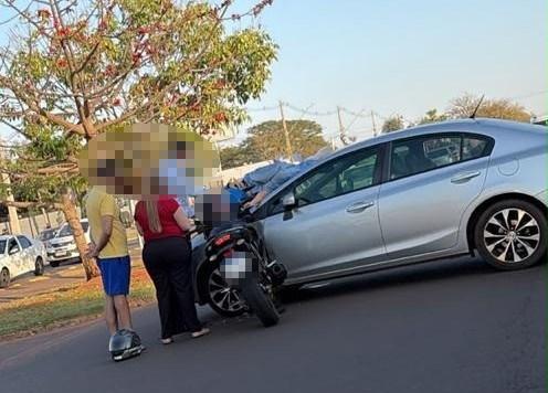 Sexta-feira começa com susto: Motociclista é arremessada e vai parar em cima de carro após acidente em Três Lagoas