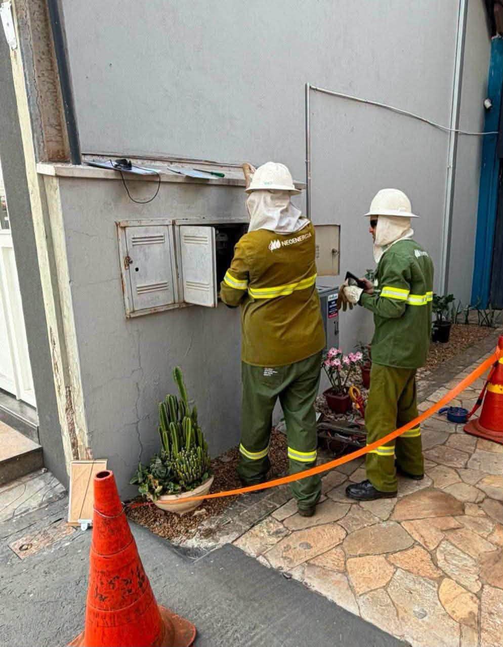 VEJA O VÍDEO: Comércios em Três Lagoas são flagrados furtando energia suficiente para abastecer 1,2 mil residências VEJA O VÍDEO: Comércios em Três Lagoas são flagrados furtando energia suficiente para abastecer 1,2 mil residências