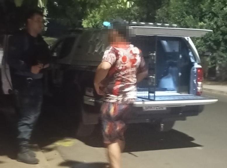 Nem muro segurou: PM pega escada, pula muro de residência e prende foragido com mandado ligado à Lei Maria da Penha em Três Lagoas Nem muro segurou: PM pega escada, pula muro de residência e prende foragido com mandado ligado à Lei Maria da Penha em Três Lagoas