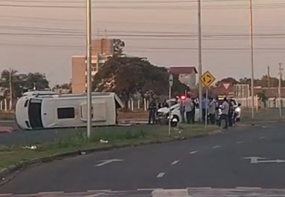De novo: Cruzamento conhecido por acidentes registra nova batida em Três Lagoas e desta vez com uma Van que tombou De novo: Cruzamento conhecido por acidentes registra nova batida em Três Lagoas e desta vez com uma Van que tombou