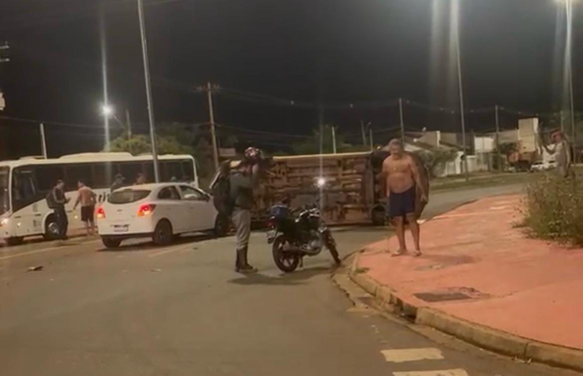 De novo: Cruzamento conhecido por acidentes registra nova batida em Três Lagoas e desta vez com uma Van que tombou De novo: Cruzamento conhecido por acidentes registra nova batida em Três Lagoas e desta vez com uma Van que tombou