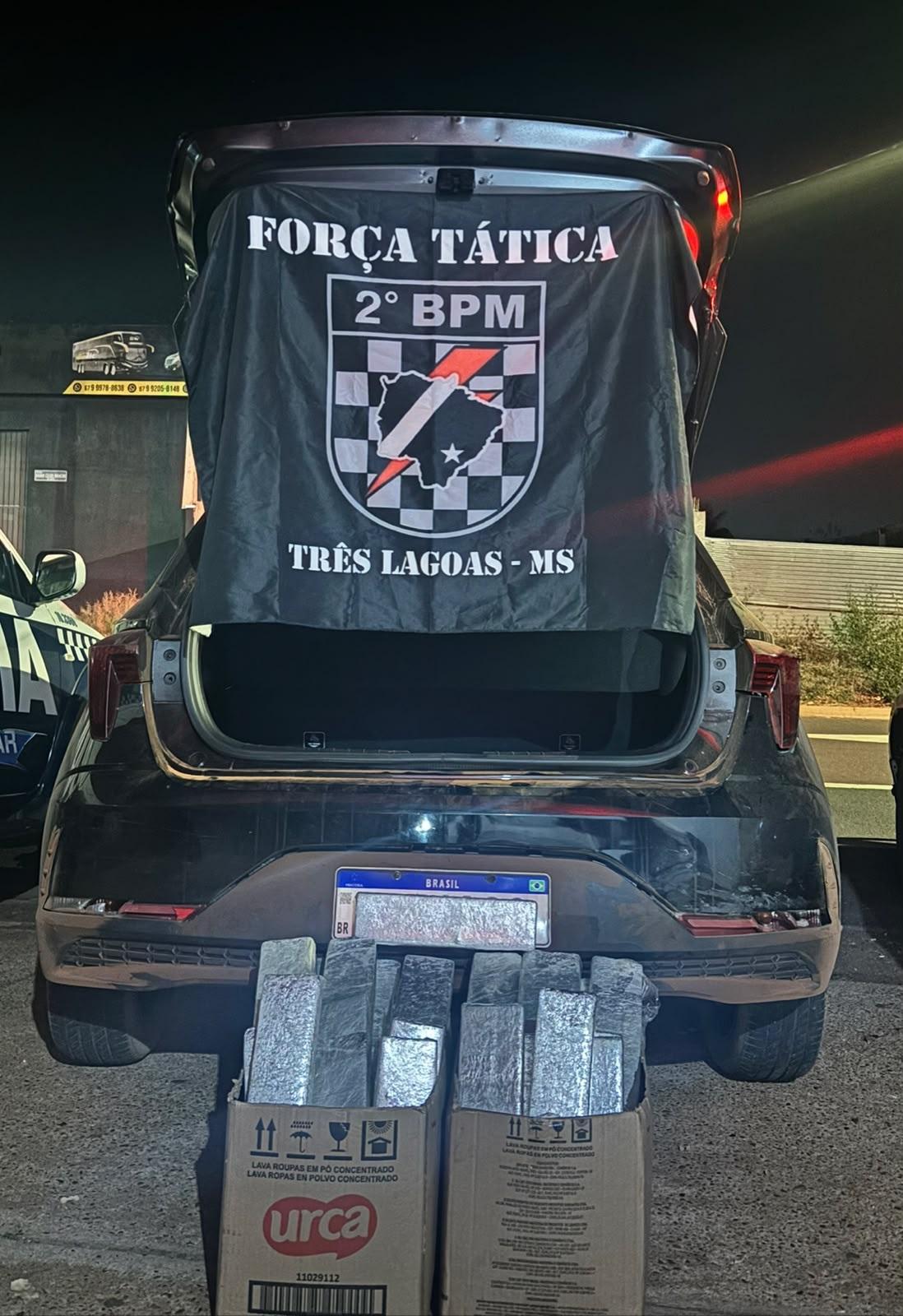 Dois carros foram abordados na região do “Orestinho”; presos disseram à polícia que droga saiu de Campo Grande e que receberiam dinheiro pelo transporte Dois carros foram abordados na região do “Orestinho”; presos disseram à polícia que droga saiu de Campo Grande e que receberiam dinheiro pelo transporte