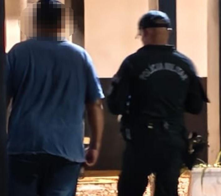 Sentado debaixo de árvore, foragido por crime de trânsito é reconhecido e preso pela PM em Três Lagoas Sentado debaixo de árvore, foragido por crime de trânsito é reconhecido e preso pela PM em Três Lagoas