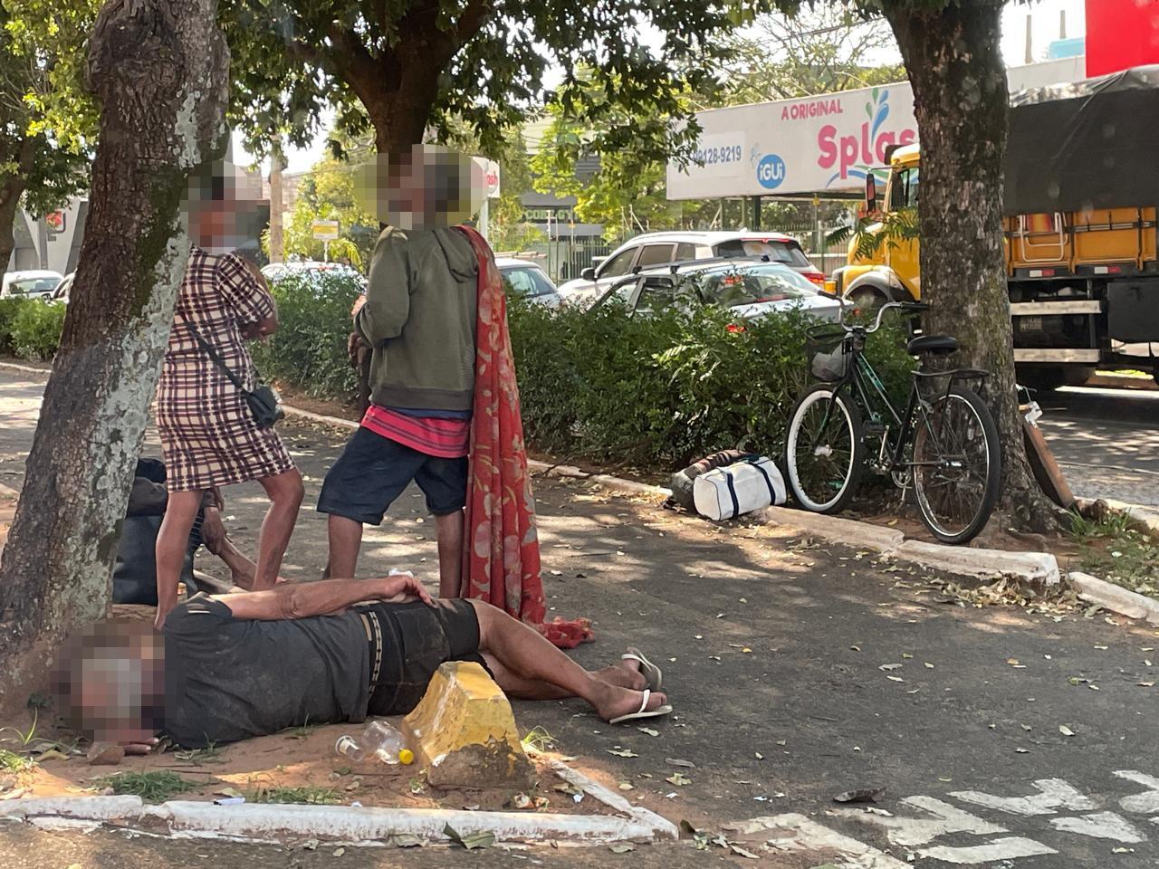 Prefeito que gosta de festa “fecha os olhos” para o social? Pessoas em situação de rua agora ocupam até ciclovia de Três Lagoas Prefeito que gosta de festa “fecha os olhos” para o social? Pessoas em situação de rua agora ocupam até ciclovia de Três Lagoas