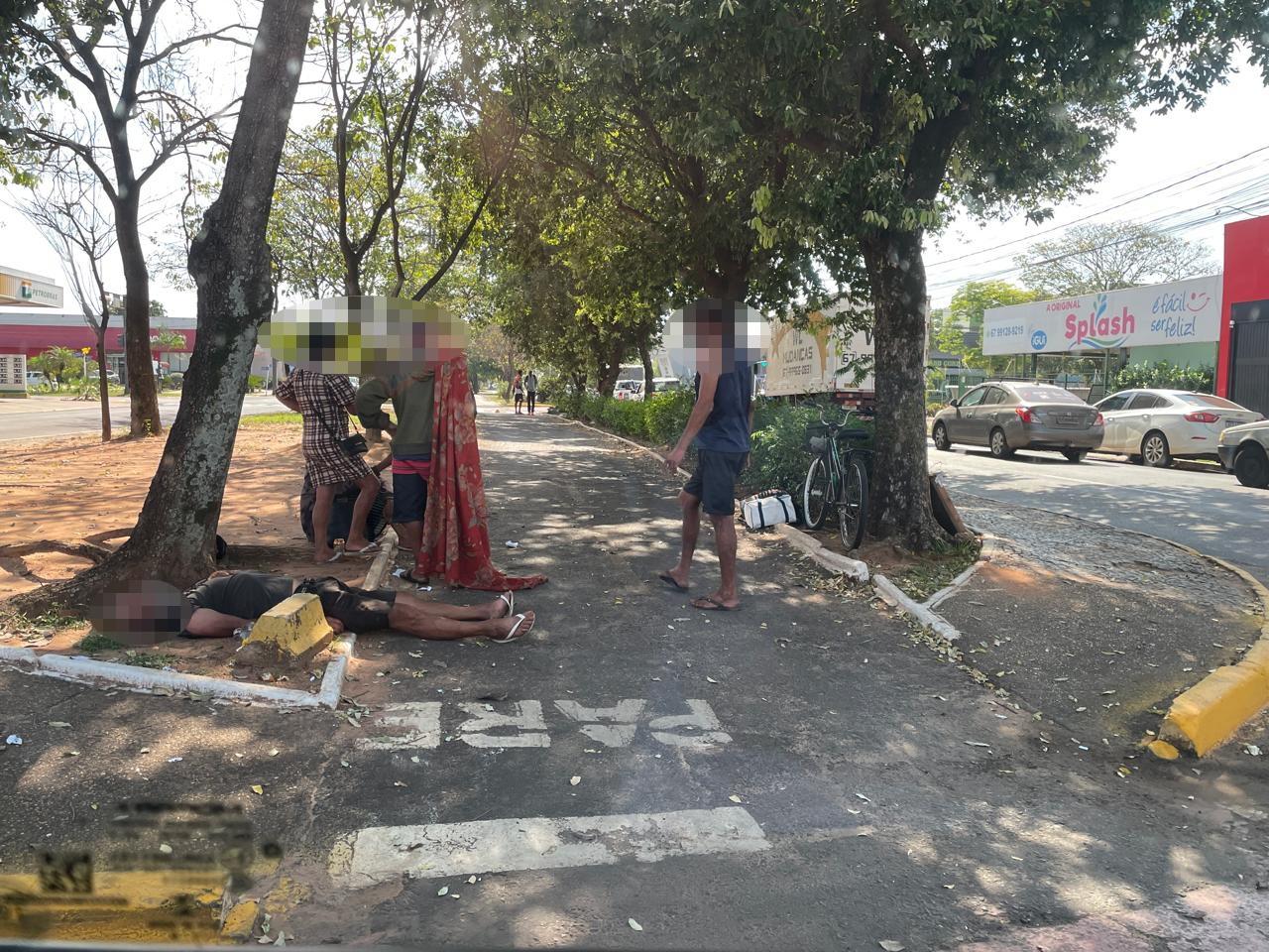 Prefeito que gosta de festa “fecha os olhos” para o social? Pessoas em situação de rua agora ocupam até ciclovia de Três Lagoas Prefeito que gosta de festa “fecha os olhos” para o social? Pessoas em situação de rua agora ocupam até ciclovia de Três Lagoas
