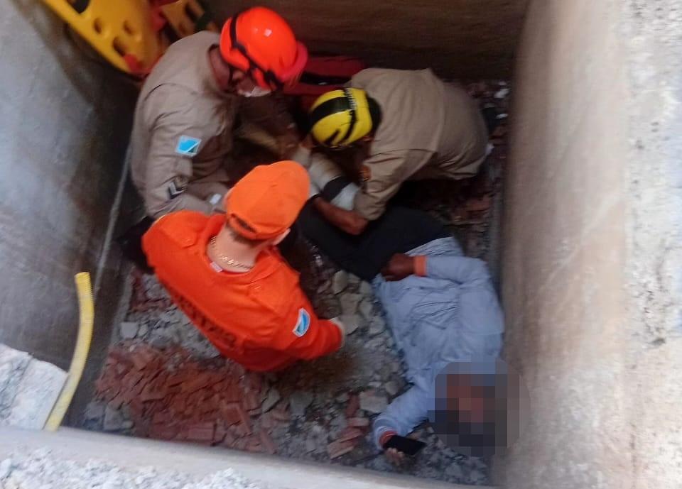 Resgate dramático: Trabalhador cai em fosso e Bombeiros usam escada para içá-lo em condomínio de Três Lagoas