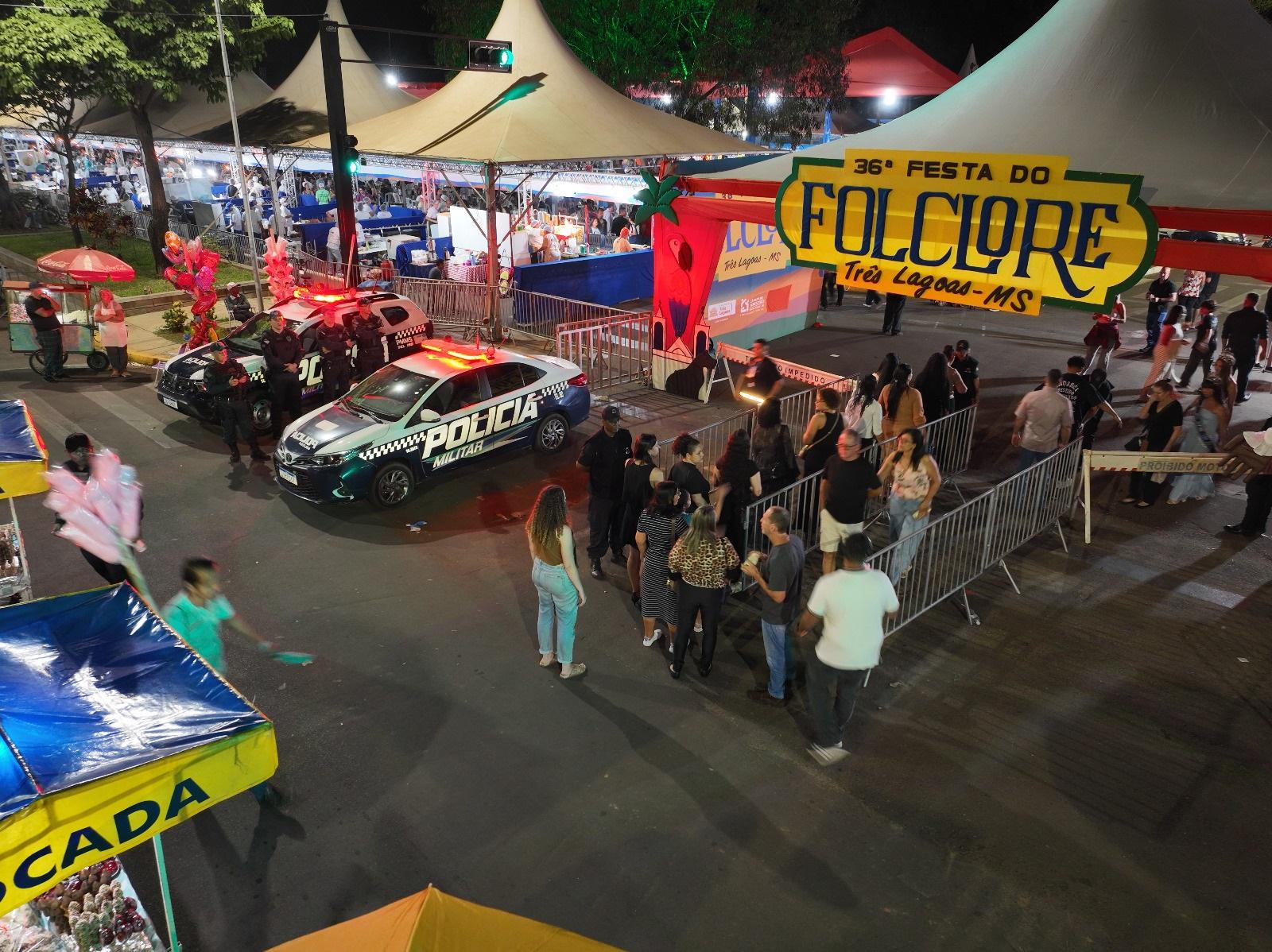 Olho vivo lá do alto: PM usa drone e reforça segurança contra crimes na Festa do Folclore Olho vivo lá do alto: PM usa drone e reforça segurança contra crimes na Festa do Folclore