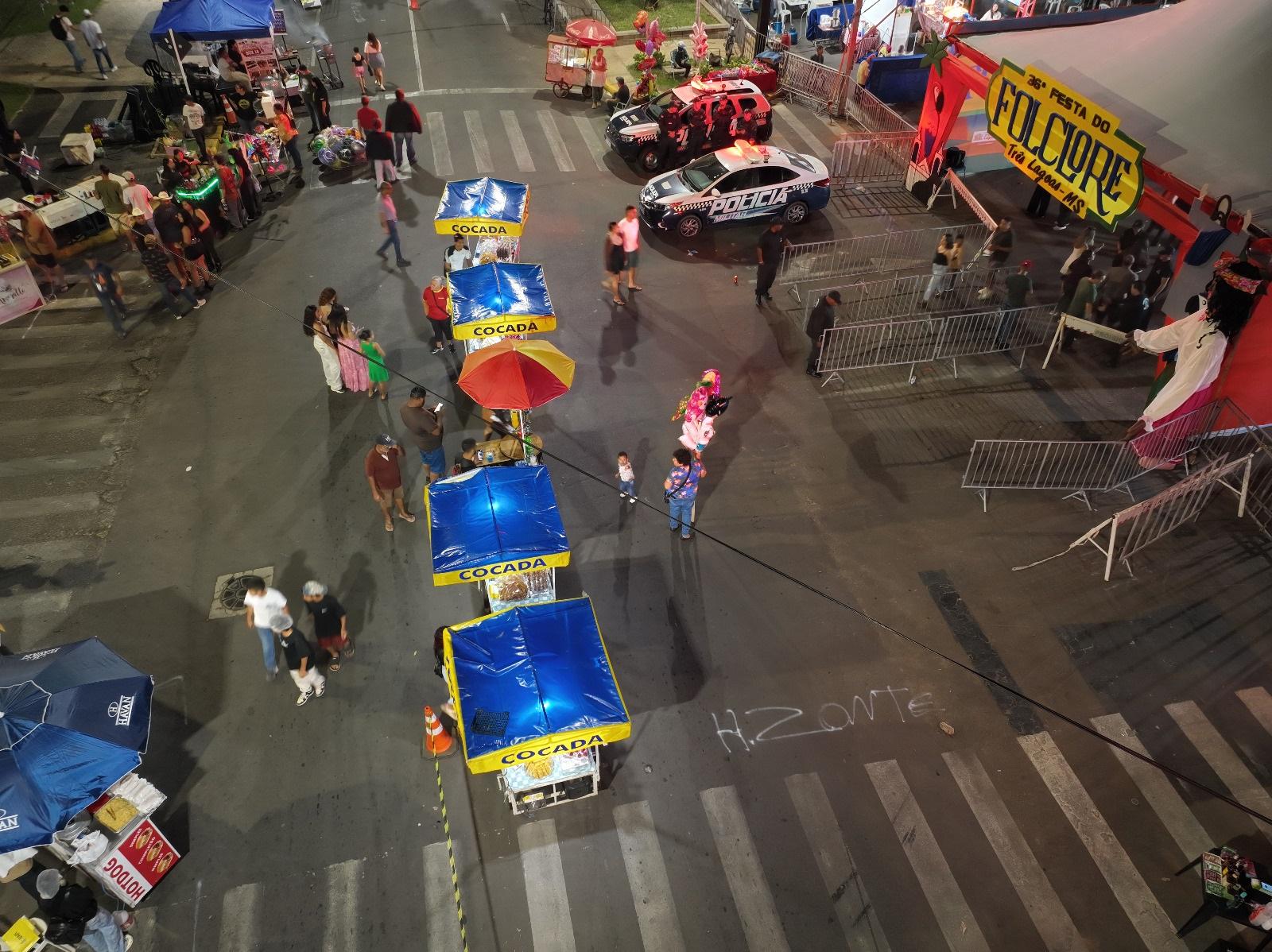 Olho vivo lá do alto: PM usa drone e reforça segurança contra crimes na Festa do Folclore Olho vivo lá do alto: PM usa drone e reforça segurança contra crimes na Festa do Folclore