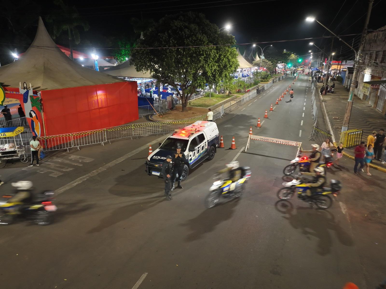 Olho vivo lá do alto: PM usa drone e reforça segurança contra crimes na Festa do Folclore Olho vivo lá do alto: PM usa drone e reforça segurança contra crimes na Festa do Folclore