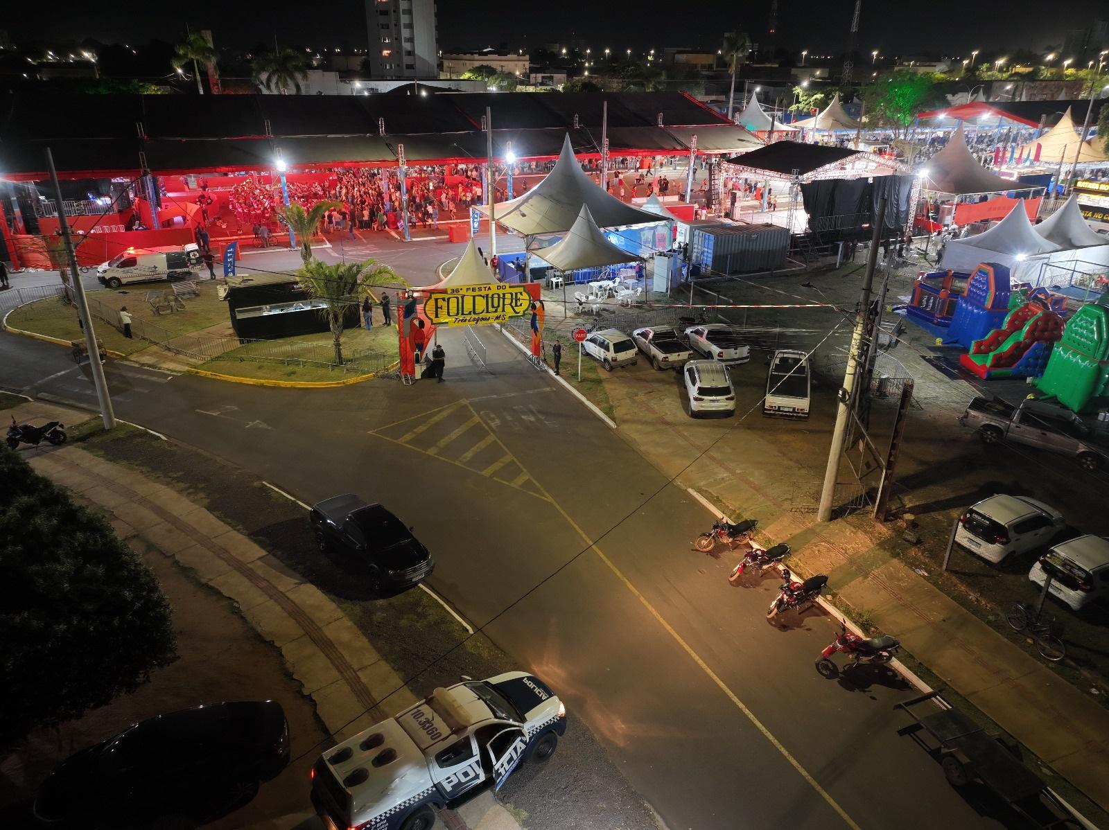 Olho vivo lá do alto: PM usa drone e reforça segurança contra crimes na Festa do Folclore Olho vivo lá do alto: PM usa drone e reforça segurança contra crimes na Festa do Folclore