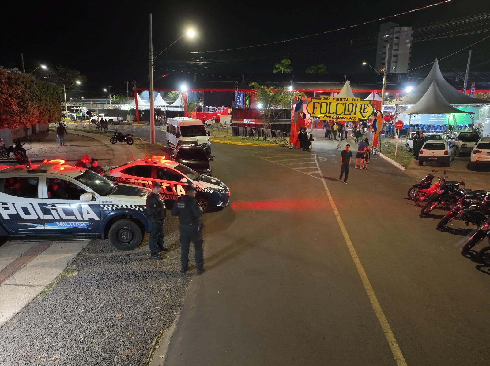 Olho vivo lá do alto: PM usa drone e reforça segurança contra crimes na Festa do Folclore Olho vivo lá do alto: PM usa drone e reforça segurança contra crimes na Festa do Folclore