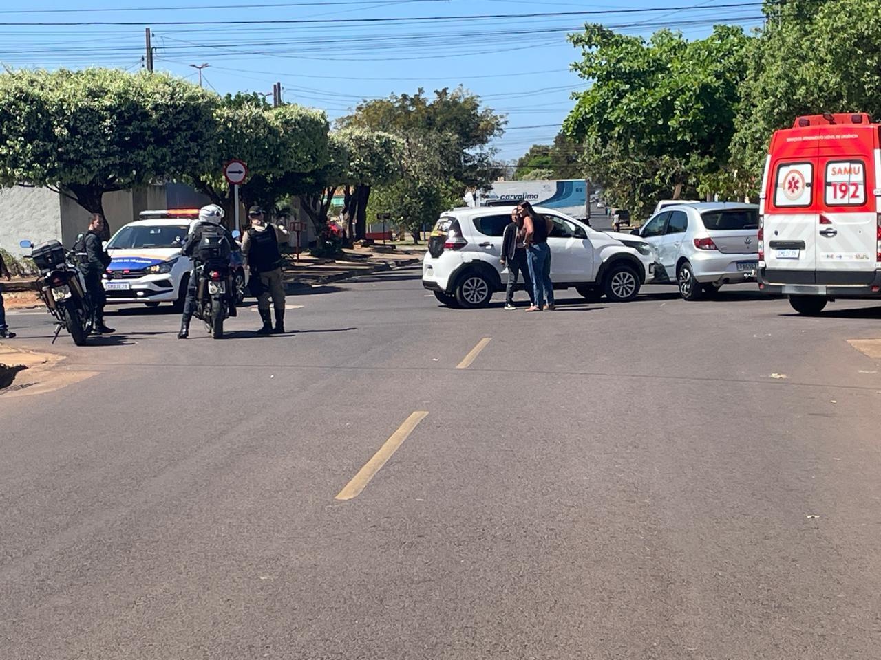 Airbag abre em colisão entre Mobi e Gol e deixa dois feridos em Três Lagoas Airbag abre em colisão entre Mobi e Gol e deixa dois feridos em Três Lagoas