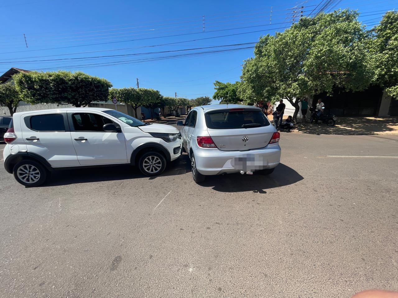 Airbag abre em colisão entre Mobi e Gol e deixa dois feridos em Três Lagoas Airbag abre em colisão entre Mobi e Gol e deixa dois feridos em Três Lagoas