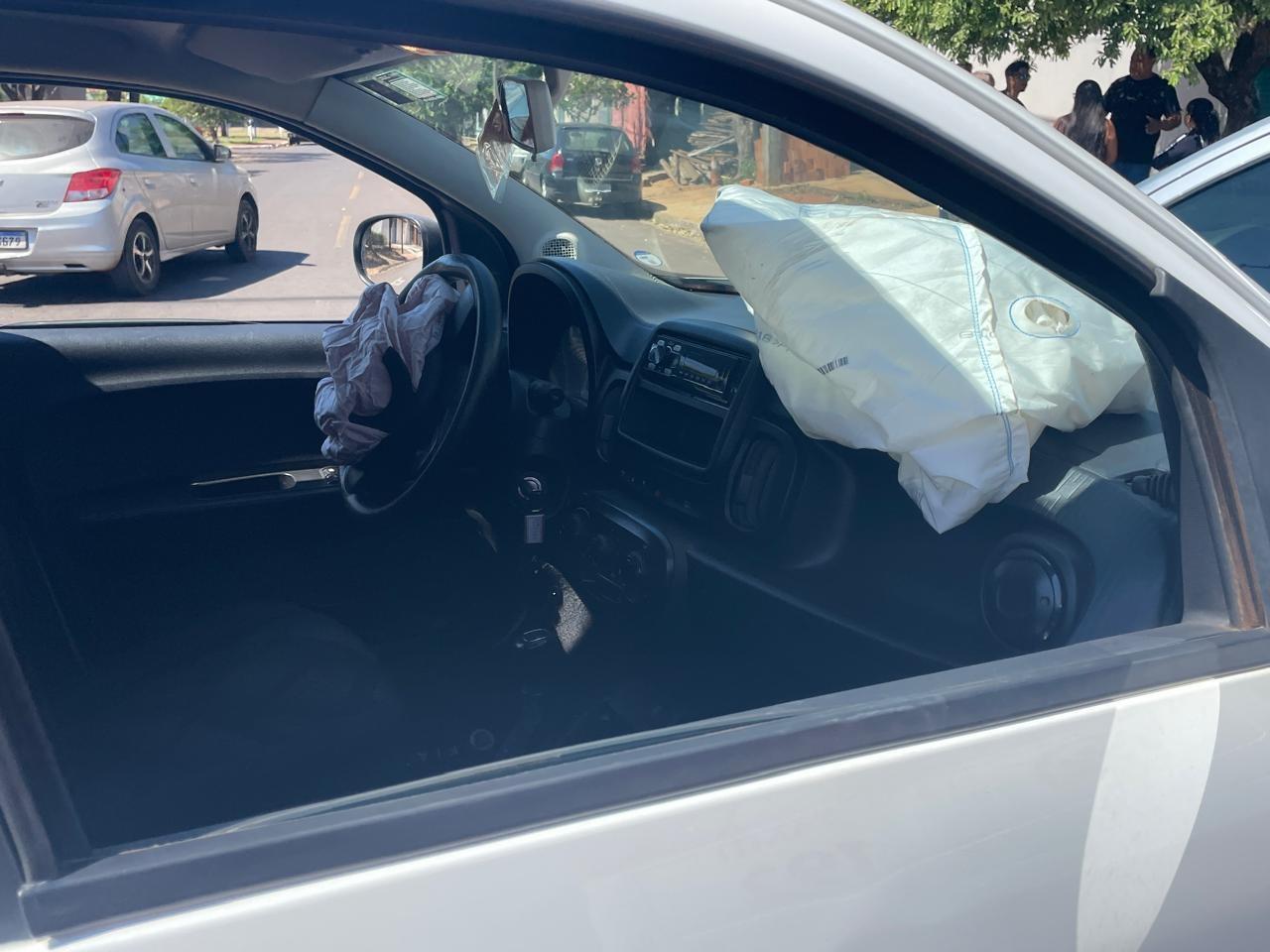 Airbag abre em colisão entre Mobi e Gol e deixa dois feridos em Três Lagoas Airbag abre em colisão entre Mobi e Gol e deixa dois feridos em Três Lagoas