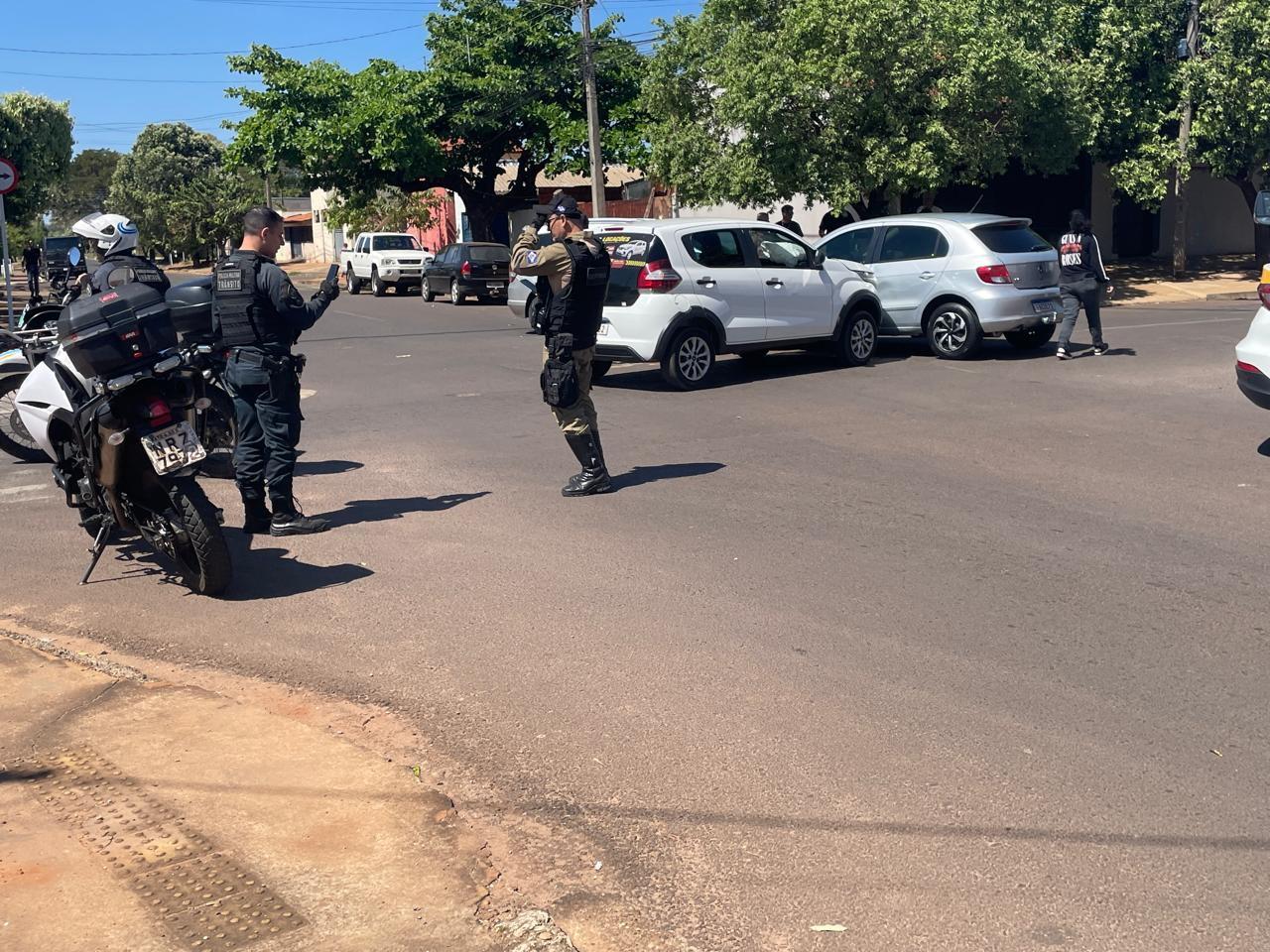 Airbag abre em colisão entre Mobi e Gol e deixa dois feridos em Três Lagoas Airbag abre em colisão entre Mobi e Gol e deixa dois feridos em Três Lagoas