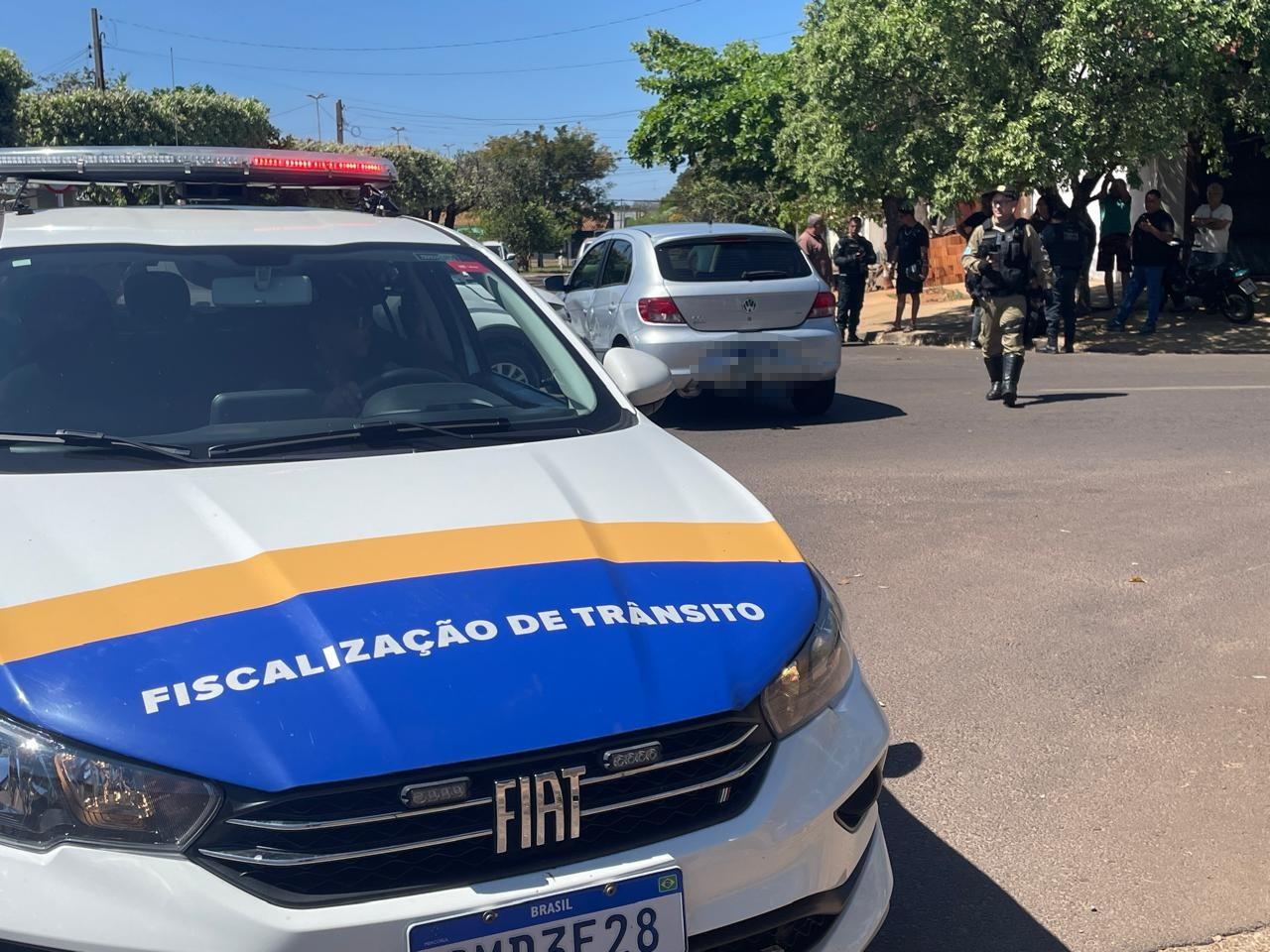 Airbag abre em colisão entre Mobi e Gol e deixa dois feridos em Três Lagoas Airbag abre em colisão entre Mobi e Gol e deixa dois feridos em Três Lagoas