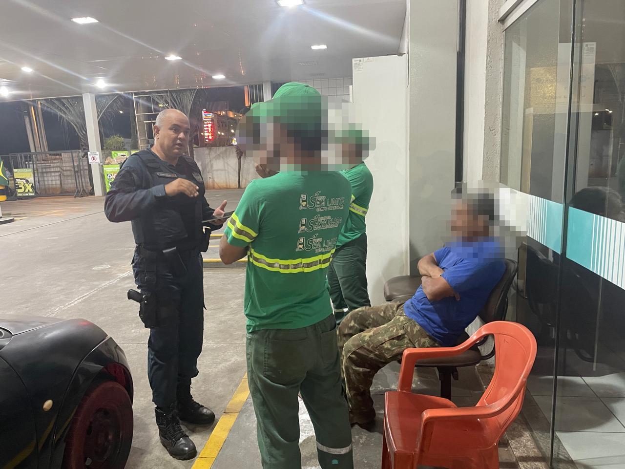 VEJA O VÍDEO: NOCAUTE NO POSTO: Frentista e cliente saem na porrada e homem desmaia após agressões em Três Lagoas VEJA O VÍDEO: NOCAUTE NO POSTO: Frentista e cliente saem na porrada e homem desmaia após agressões em Três Lagoas