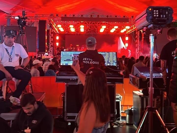 NEM PROBLEMA NA ENERGIA APAGOU O SHOW: Jeito Moleque supera imprevisto e agrada público no Folclore de Três Lagoas