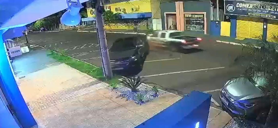 BATEU E SUMIU: Câmera flagra S-10 acertando caminhonete, jogando veículo contra poste e motorista fugindo em Três Lagoas BATEU E SUMIU: Câmera flagra S-10 acertando caminhonete, jogando veículo contra poste e motorista fugindo em Três Lagoas