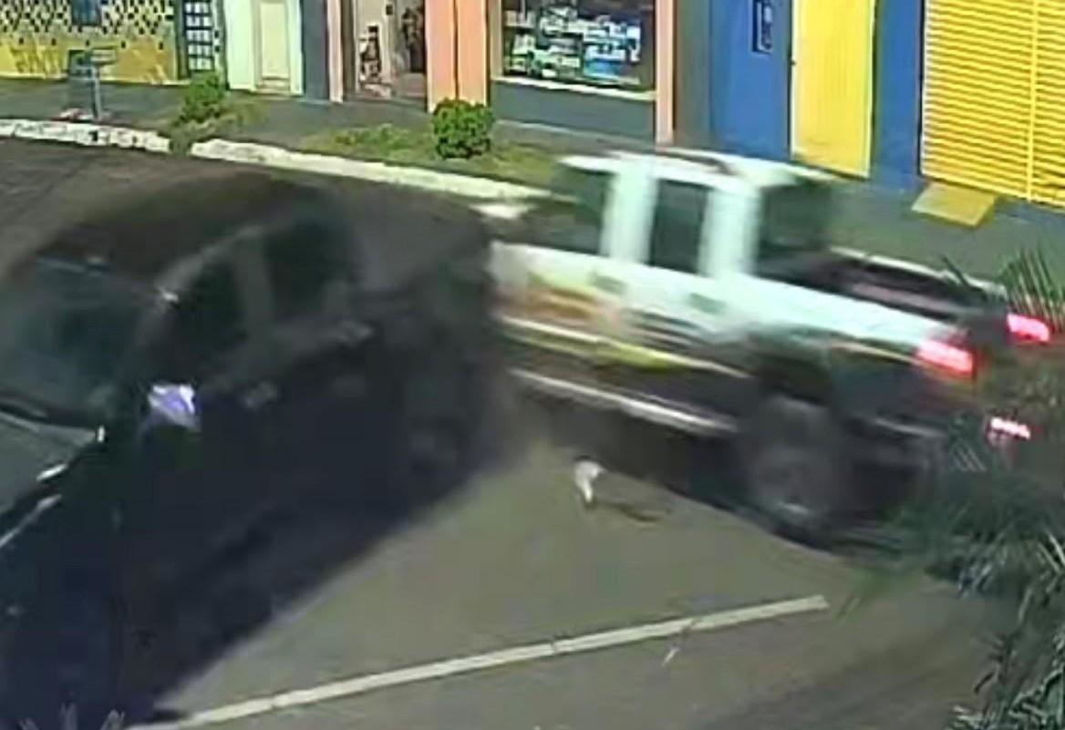 BATEU E SUMIU: Câmera flagra S-10 acertando caminhonete, jogando veículo contra poste e motorista fugindo em Três Lagoas BATEU E SUMIU: Câmera flagra S-10 acertando caminhonete, jogando veículo contra poste e motorista fugindo em Três Lagoas