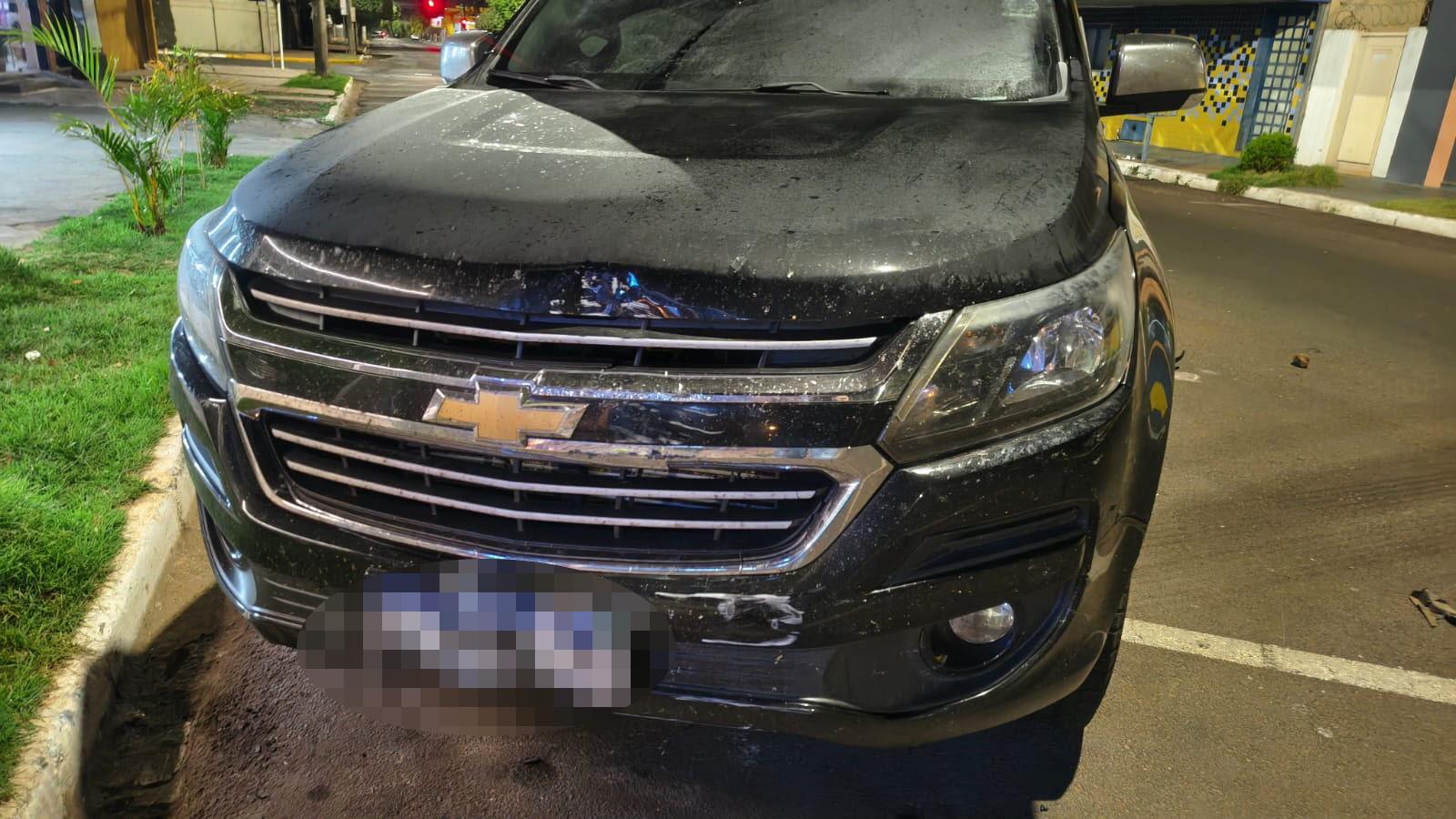 BATEU E SUMIU: Câmera flagra S-10 acertando caminhonete, jogando veículo contra poste e motorista fugindo em Três Lagoas BATEU E SUMIU: Câmera flagra S-10 acertando caminhonete, jogando veículo contra poste e motorista fugindo em Três Lagoas