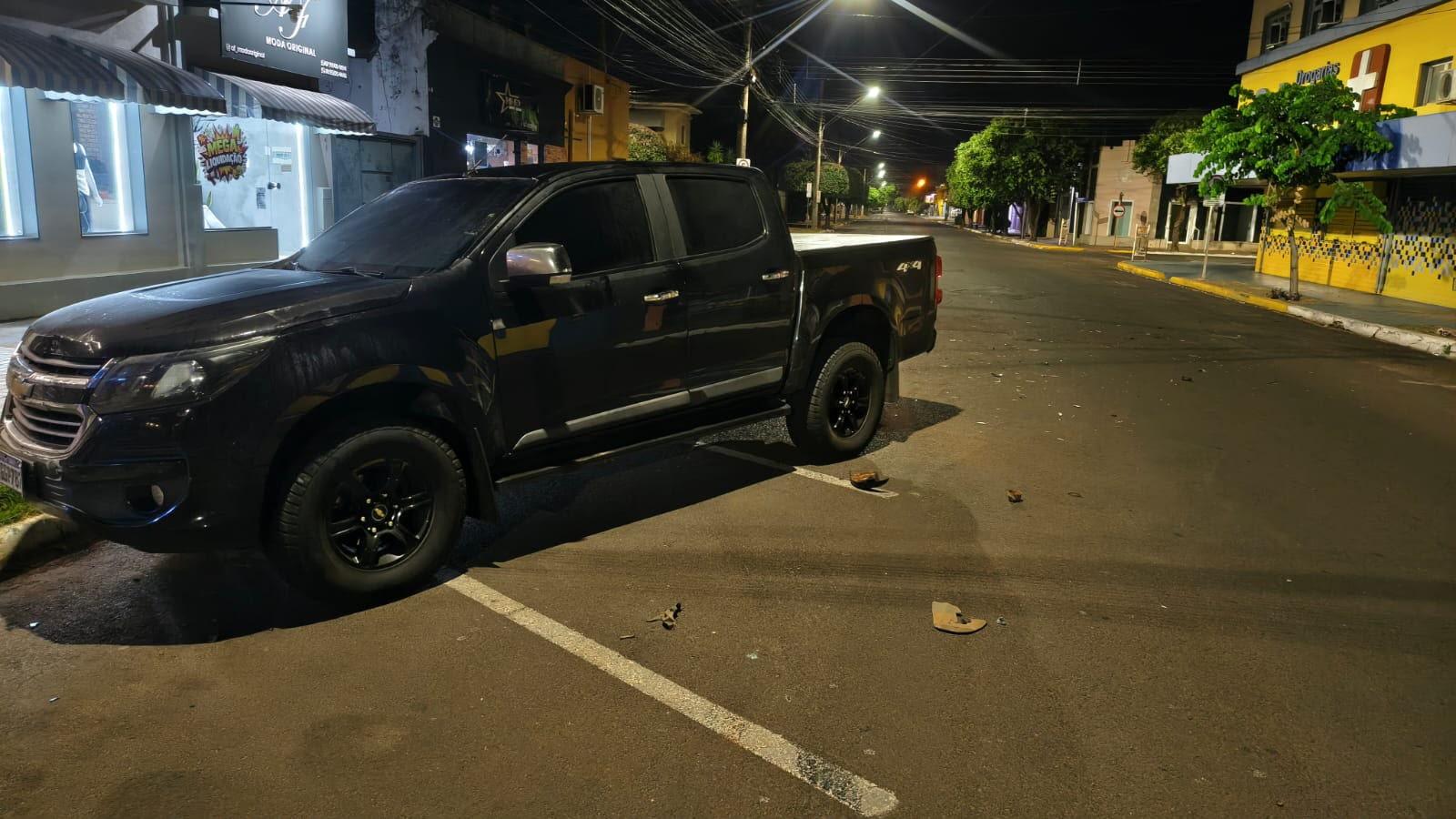 BATEU E SUMIU: Câmera flagra S-10 acertando caminhonete, jogando veículo contra poste e motorista fugindo em Três Lagoas BATEU E SUMIU: Câmera flagra S-10 acertando caminhonete, jogando veículo contra poste e motorista fugindo em Três Lagoas