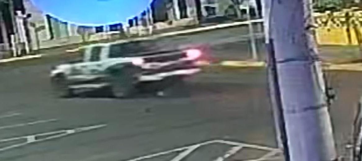 BATEU E SUMIU: Câmera flagra S-10 acertando caminhonete, jogando veículo contra poste e motorista fugindo em Três Lagoas BATEU E SUMIU: Câmera flagra S-10 acertando caminhonete, jogando veículo contra poste e motorista fugindo em Três Lagoas