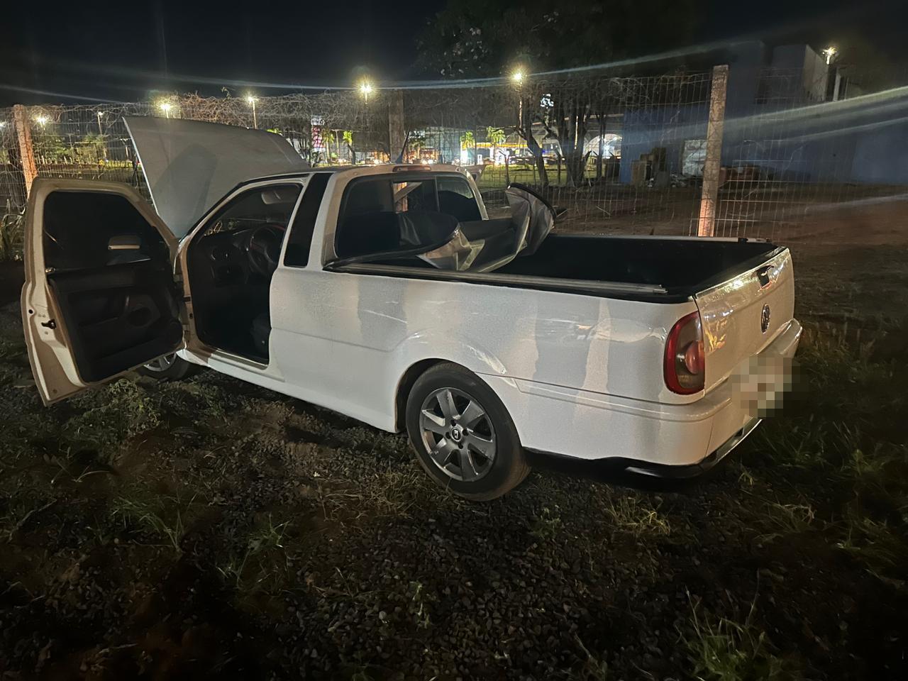 Após Acidente, quatro pessoas abandonam VW Saveiro, usam arma de fogo, pulam alambrado e viram alvo de “caçada” policial em Três Lagoas