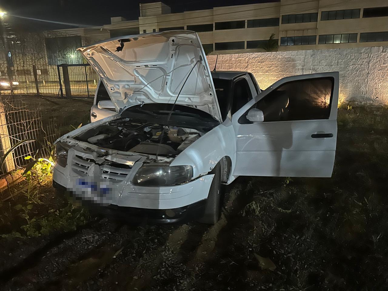 Após Acidente, quatro pessoas abandonam VW Saveiro, usam arma de fogo, pulam alambrado e viram alvo de “caçada” policial em Três Lagoas