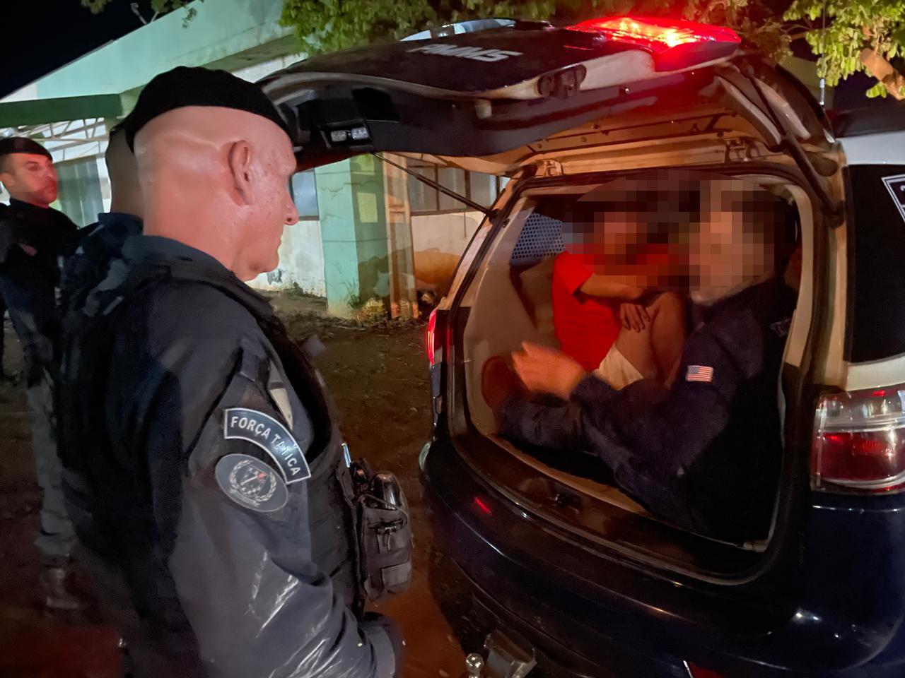 VEJA O VÍDEO: A CASA CAIU: Após caçada policial, PM encontra e prende três suspeitos deitados atrás de caminhão; quarto segue foragido em Três Lagoas VEJA O VÍDEO: A CASA CAIU: Após caçada policial, PM encontra e prende três suspeitos deitados atrás de caminhão; quarto segue foragido em Três Lagoas