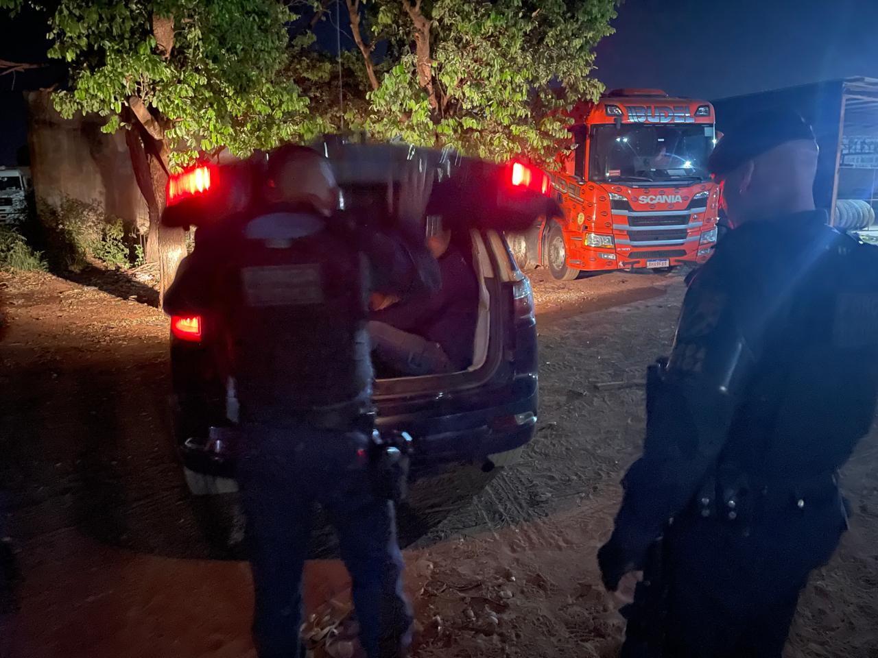 VEJA O VÍDEO: A CASA CAIU: Após caçada policial, PM encontra e prende três suspeitos deitados atrás de caminhão; quarto segue foragido em Três Lagoas VEJA O VÍDEO: A CASA CAIU: Após caçada policial, PM encontra e prende três suspeitos deitados atrás de caminhão; quarto segue foragido em Três Lagoas