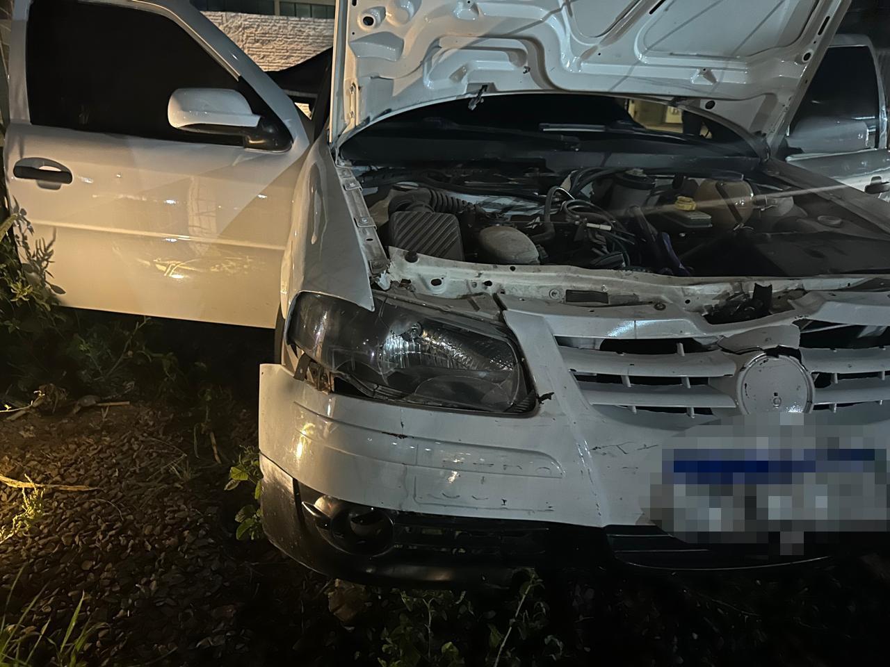VEJA O VÍDEO: A CASA CAIU: Após caçada policial, PM encontra e prende três suspeitos deitados atrás de caminhão; quarto segue foragido em Três Lagoas VEJA O VÍDEO: A CASA CAIU: Após caçada policial, PM encontra e prende três suspeitos deitados atrás de caminhão; quarto segue foragido em Três Lagoas