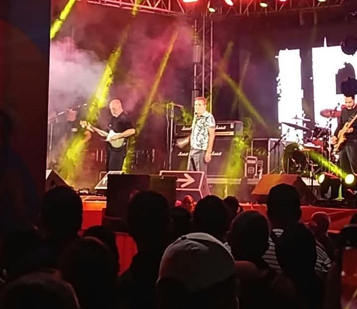 Apesar de trocar nome de Três Lagoas pela cidade de “Sete Lagoas”, Grupo Ira levanta público com clássicos do rock nacional na Festa do Folclore