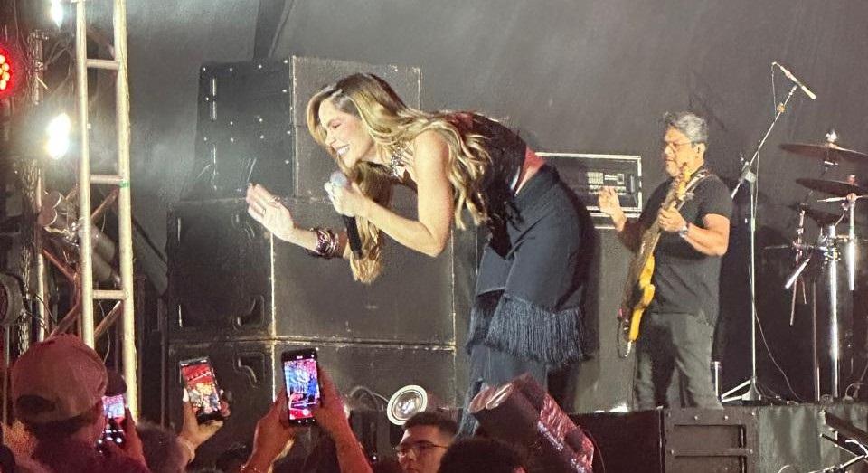 Mariana Fagundes manda um “tchê, tchê, tchê” e “Na Sola da Bota” para o prefeito Cassiano Maia, mas público lembra de Ângelo Guerreiro Mariana Fagundes manda um “tchê, tchê, tchê” e “Na Sola da Bota” para o prefeito Cassiano Maia, mas público lembra de Ângelo Guerreiro