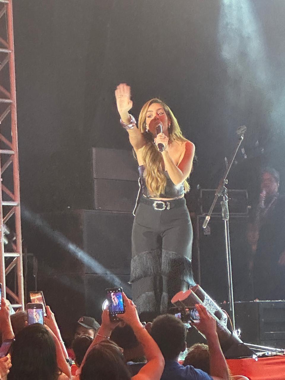Mariana Fagundes manda um “tchê, tchê, tchê” e “Na Sola da Bota” para o prefeito Cassiano Maia, mas público lembra de Ângelo Guerreiro Mariana Fagundes manda um “tchê, tchê, tchê” e “Na Sola da Bota” para o prefeito Cassiano Maia, mas público lembra de Ângelo Guerreiro