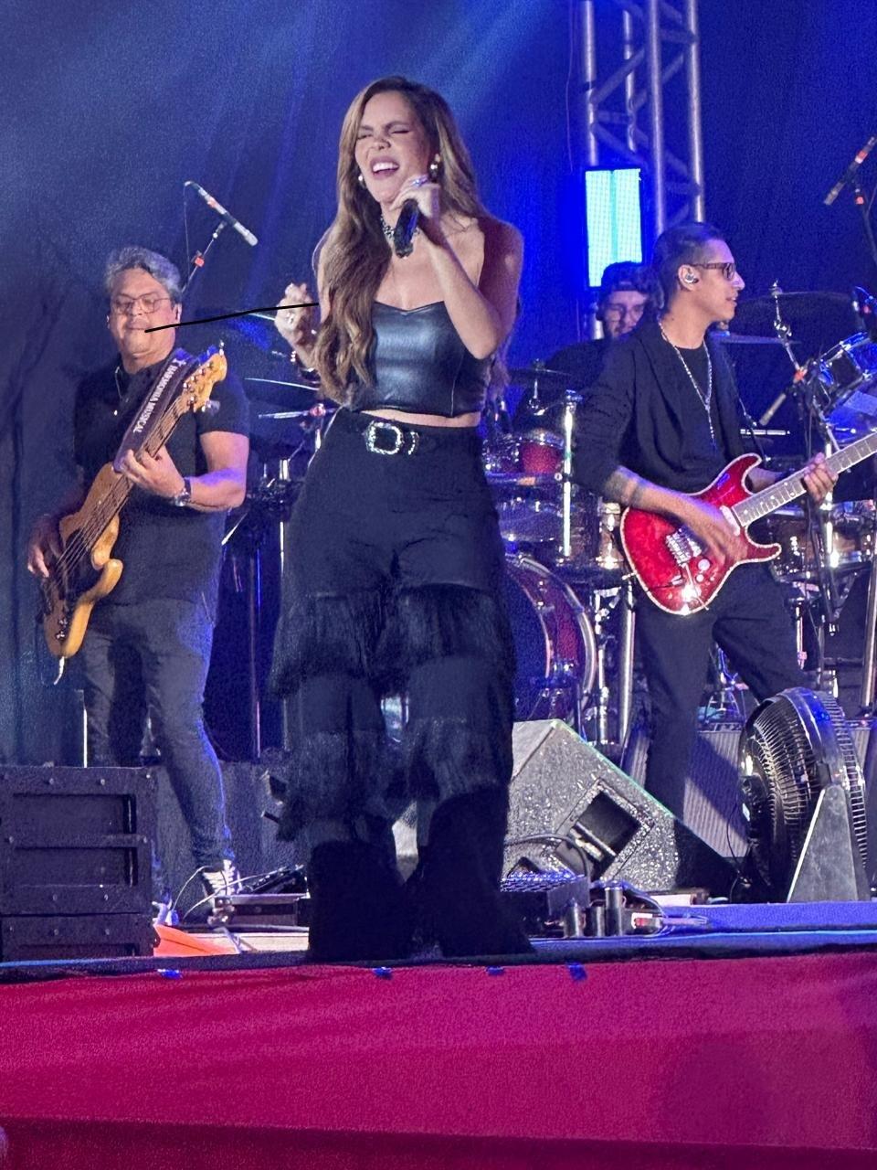 Mariana Fagundes manda um “tchê, tchê, tchê” e “Na Sola da Bota” para o prefeito Cassiano Maia, mas público lembra de Ângelo Guerreiro Mariana Fagundes manda um “tchê, tchê, tchê” e “Na Sola da Bota” para o prefeito Cassiano Maia, mas público lembra de Ângelo Guerreiro