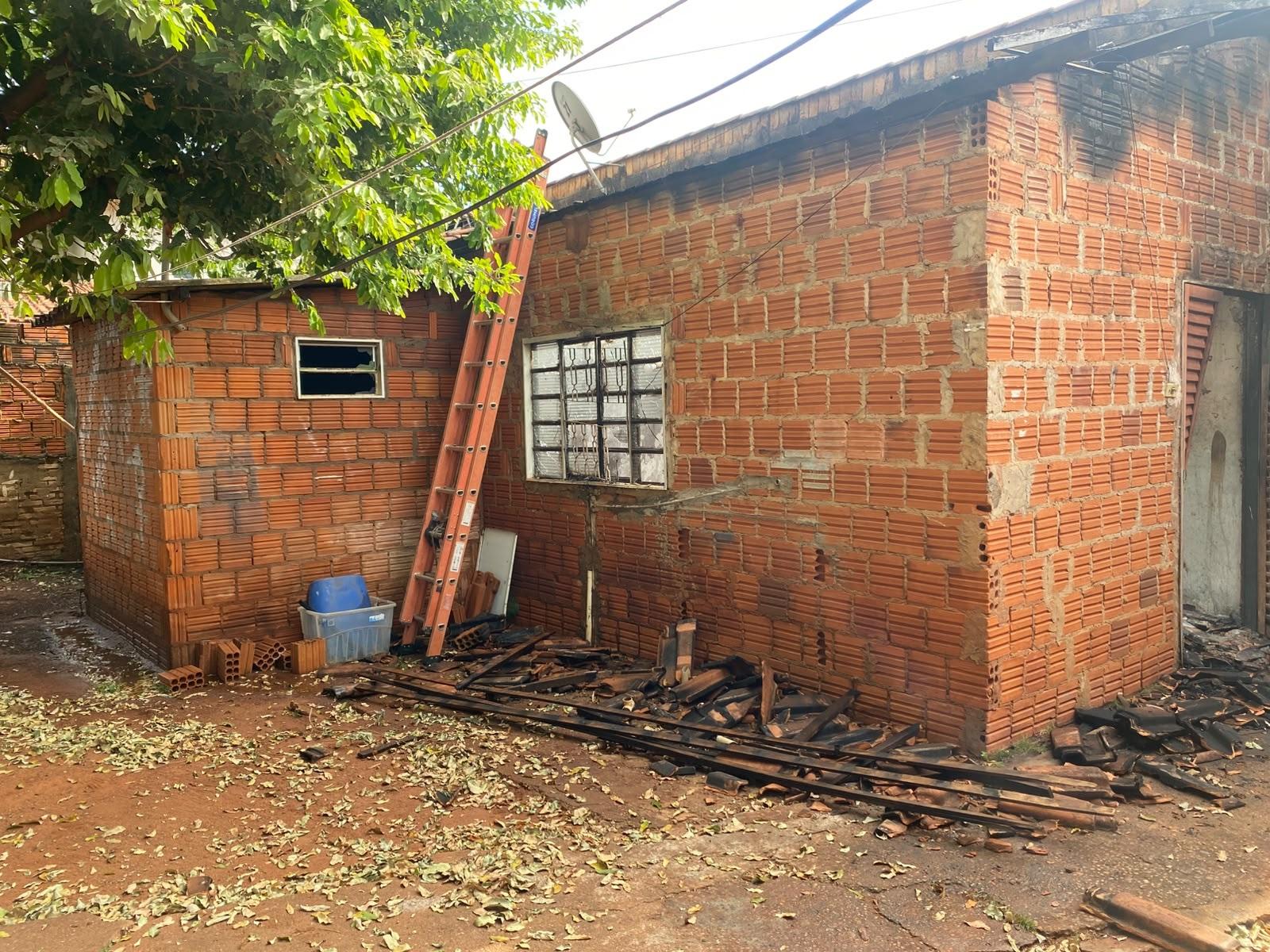 TRAGÉDIA EM TRÊS LAGOAS: Homem é encontrado carbonizado dentro de kitnet destruída pelo fogo no bairro Santa Terezinha TRAGÉDIA EM TRÊS LAGOAS: Homem é encontrado carbonizado dentro de kitnet destruída pelo fogo no bairro Santa Terezinha