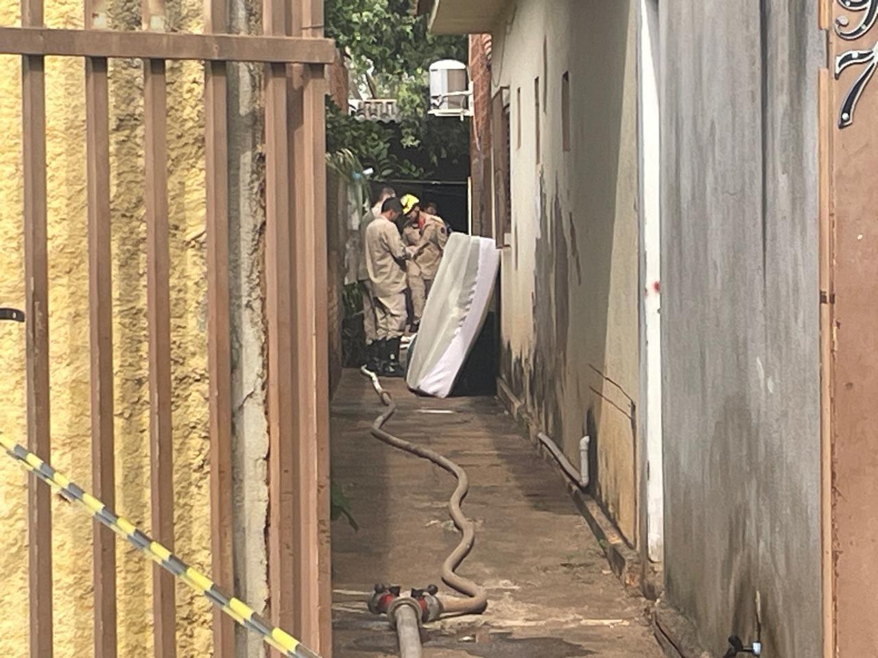 TRAGÉDIA EM TRÊS LAGOAS: Homem é encontrado carbonizado dentro de kitnet destruída pelo fogo no bairro Santa Terezinha TRAGÉDIA EM TRÊS LAGOAS: Homem é encontrado carbonizado dentro de kitnet destruída pelo fogo no bairro Santa Terezinha