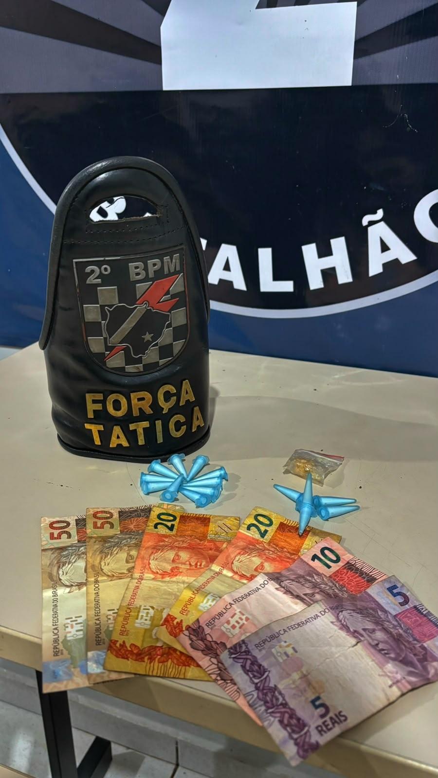 Uma semana depois, caiu de novo: Adolescente de 17 anos é apreendido pela Força Tática com cocaína e crack nos “Predinhos” de Três Lagoas Uma semana depois, caiu de novo: Adolescente de 17 anos é apreendido pela Força Tática com cocaína e crack nos “Predinhos” de Três Lagoas