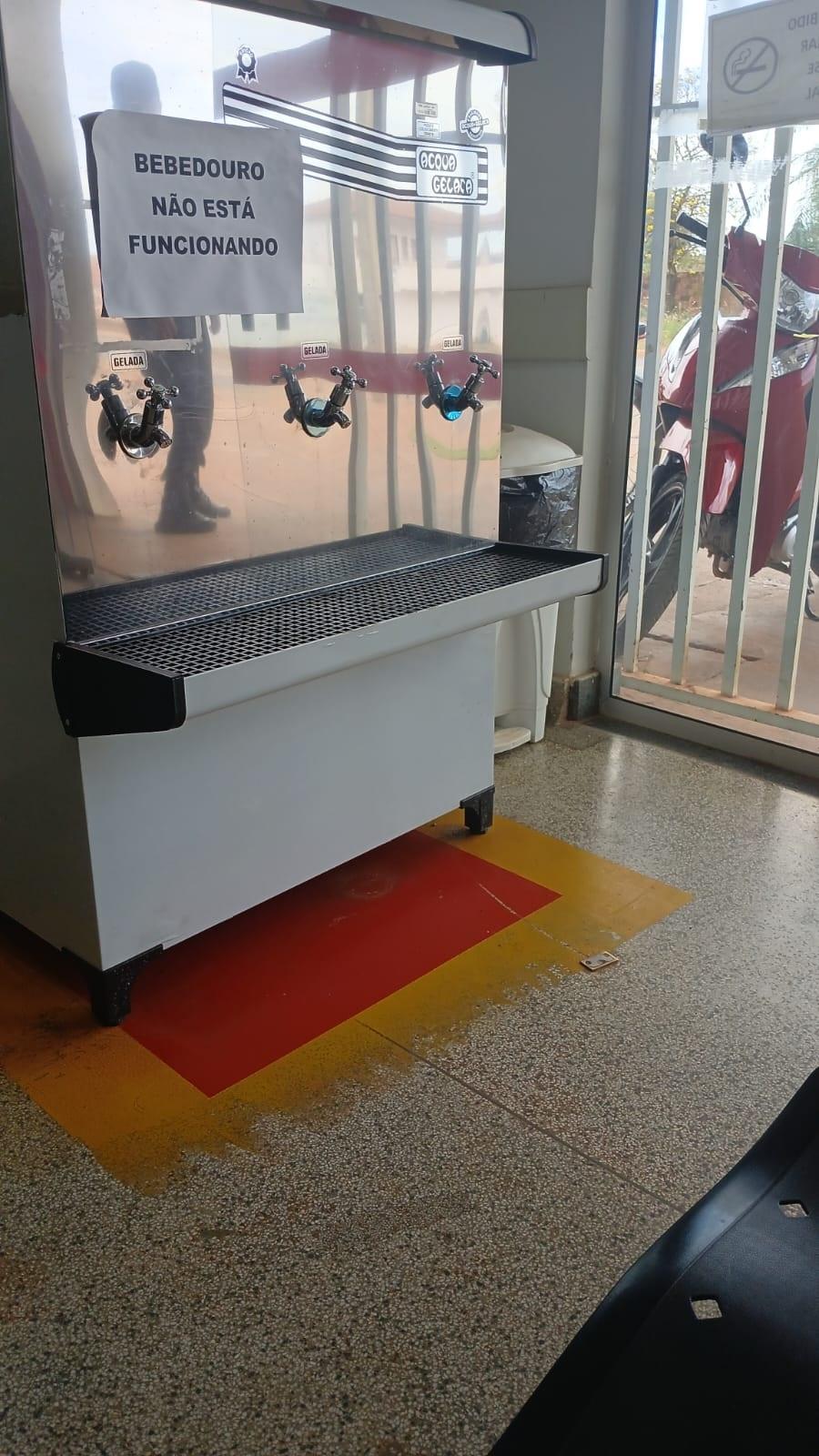 “Milhões para festas, mas nem água para beber”: bebedouro quebrado obriga pacientes a levarem água potável de casa em USF de Três Lagoas
