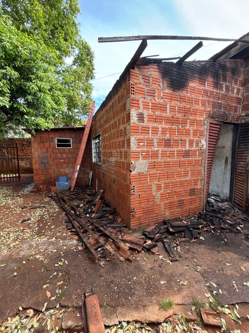TRAGÉDIA EM TRÊS LAGOAS: Bombeiros usaram 2,5 mil litros de água para apagar incêndio em que morador foi encontrado morto dentro do banheiro TRAGÉDIA EM TRÊS LAGOAS: Bombeiros usaram 2,5 mil litros de água para apagar incêndio em que morador foi encontrado morto dentro do banheiro