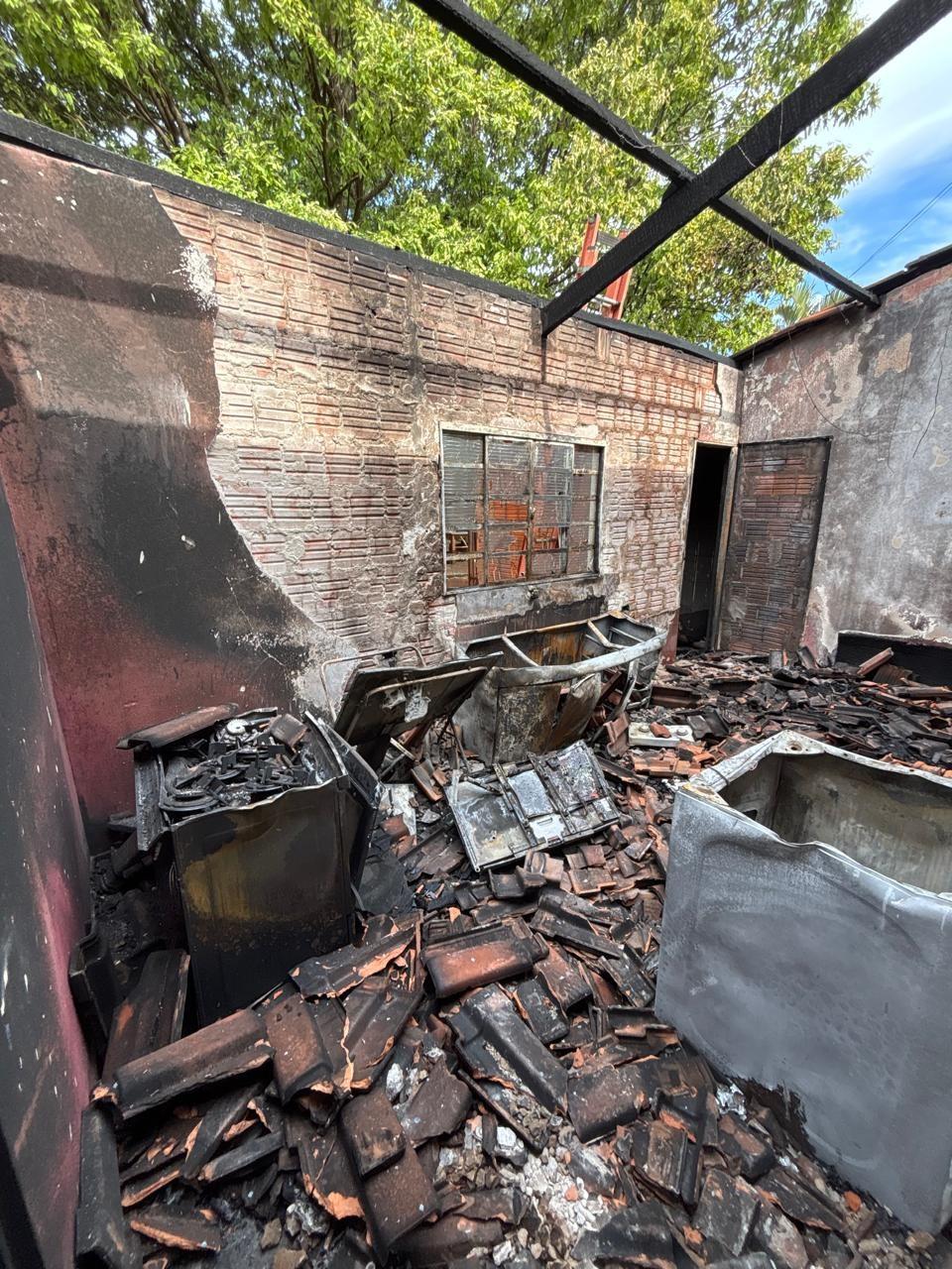 TRAGÉDIA EM TRÊS LAGOAS: Bombeiros usaram 2,5 mil litros de água para apagar incêndio em que morador foi encontrado morto dentro do banheiro TRAGÉDIA EM TRÊS LAGOAS: Bombeiros usaram 2,5 mil litros de água para apagar incêndio em que morador foi encontrado morto dentro do banheiro