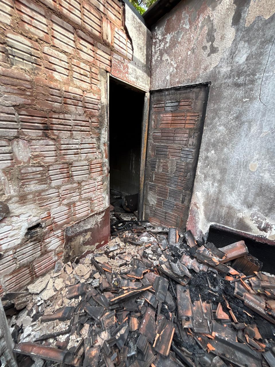 TRAGÉDIA EM TRÊS LAGOAS: Bombeiros usaram 2,5 mil litros de água para apagar incêndio em que morador foi encontrado morto dentro do banheiro TRAGÉDIA EM TRÊS LAGOAS: Bombeiros usaram 2,5 mil litros de água para apagar incêndio em que morador foi encontrado morto dentro do banheiro