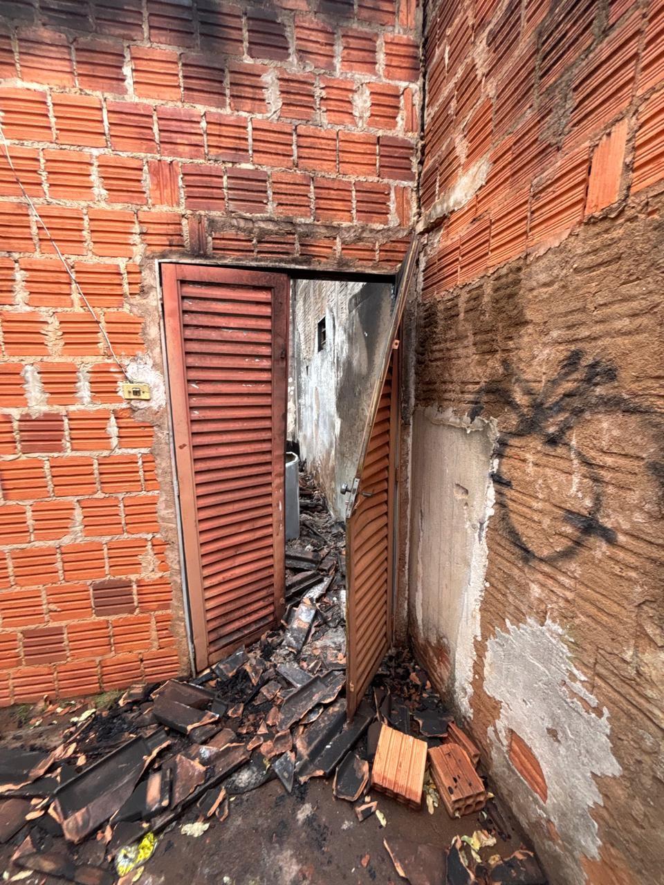 TRAGÉDIA EM TRÊS LAGOAS: Bombeiros usaram 2,5 mil litros de água para apagar incêndio em que morador foi encontrado morto dentro do banheiro TRAGÉDIA EM TRÊS LAGOAS: Bombeiros usaram 2,5 mil litros de água para apagar incêndio em que morador foi encontrado morto dentro do banheiro